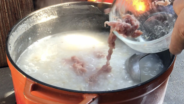 莲藕瘦肉粥,加入瘦肉，拌散开至煮沸