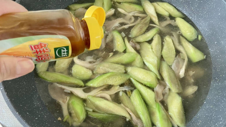 花蛤丝瓜汤➕花蛤平菇丝瓜汤,调味：加入一茶匙太太乐鸡汁