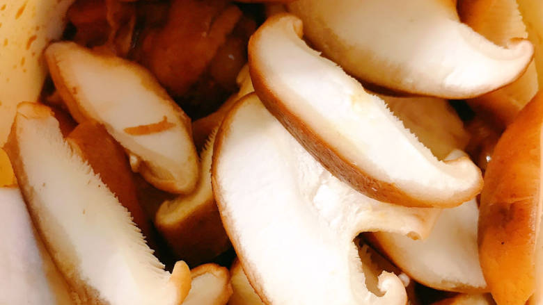 香菇板栗焖饭,将香菇放入鸡块中