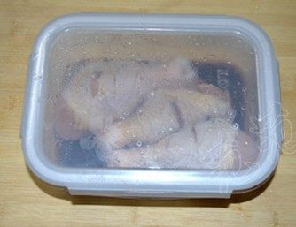 蒸鸡腿,盖上盖子，腌制24小时，中间可把鸡腿翻个面，入味更均匀