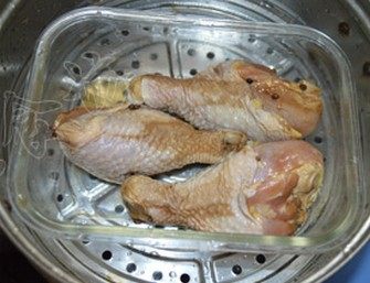 蒸鸡腿,腌制好的鸡腿，倒出里面的汤汁，放入锅中，大火烧开后改为中火蒸30分钟左右，蒸至用筷子能穿透即可