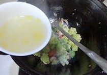 宝塔菜炒虾球,倒入高汤，盖上锅盖中火焖一会儿，让菜吸收高汤的鲜味
