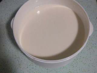 舌尖上的美味…………芒果酸奶,将发酵剂合牛奶混和，充分搅拌