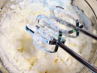 闪电泡芙,用打蛋器打发奶油。