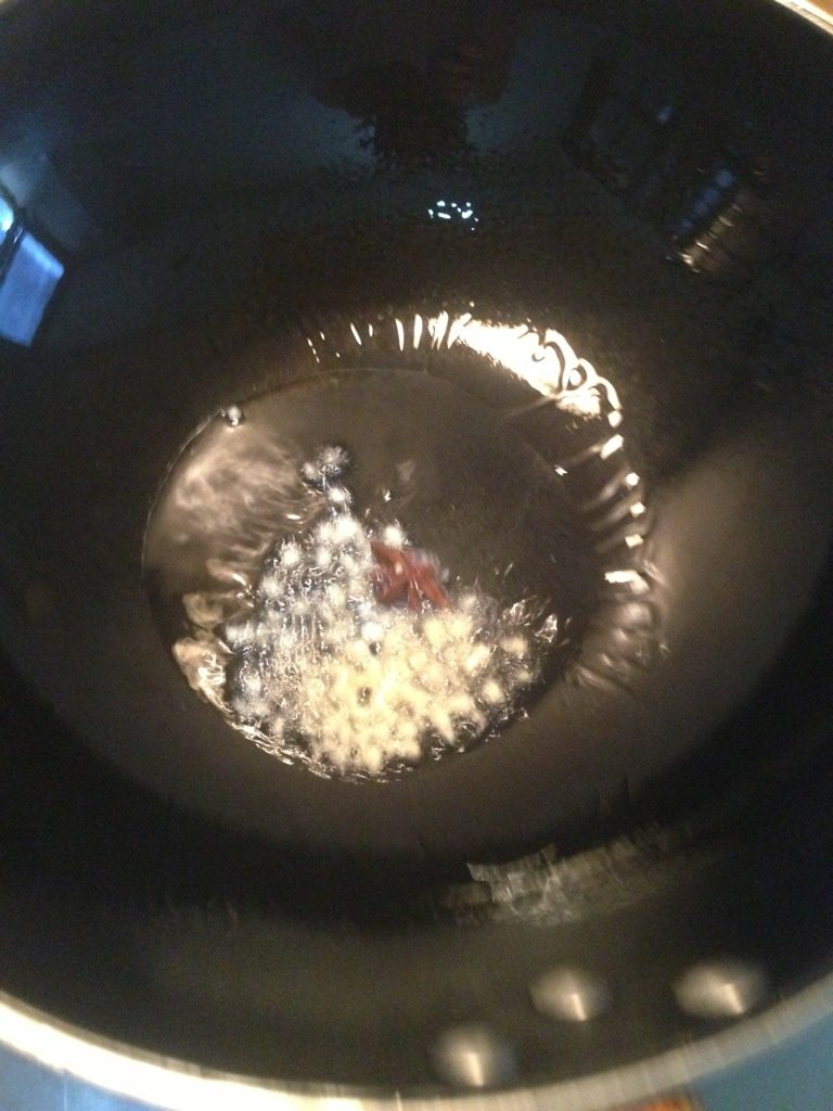 白萝卜烧粉条,热锅放油热至六分，放入葱末爆香