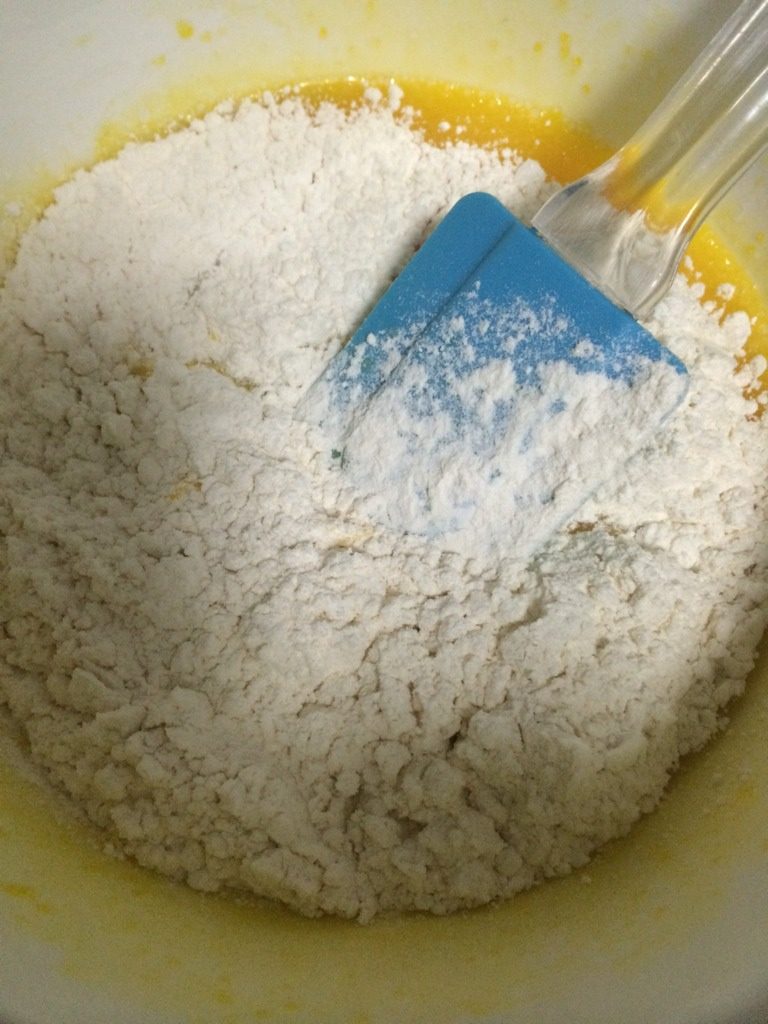 葡萄干戚风蛋糕,如图筛入低筋粉；
