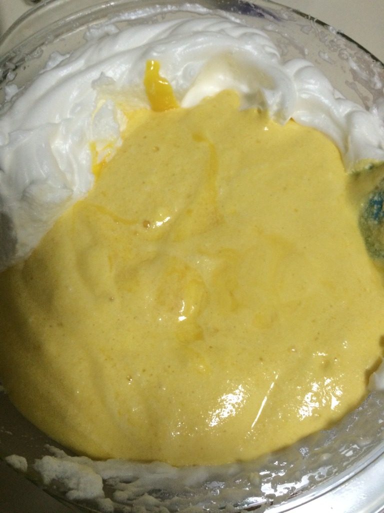 葡萄干戚风蛋糕,如图将上述面糊倒入剩下2/3蛋白中，继续用上下翻拌的手法拌匀；