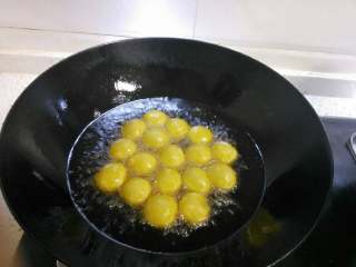 炸红薯丸子,锅里倒半锅油，七成热，放入红薯丸子，表面变金黄色极了捞出。