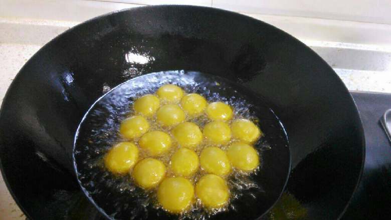 炸红薯丸子,锅里倒半锅油，七成热，放入红薯丸子，表面变金黄色极了捞出。