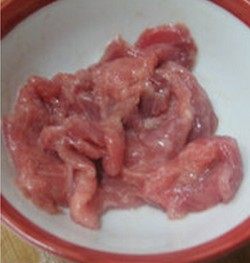 片儿川,里脊肉切成肉片，放入少量的盐、胡椒粉、料酒、淀粉腌制