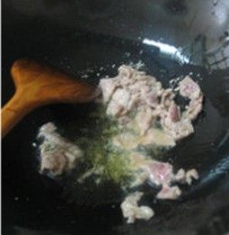 片儿川,炒锅烧热，放入适量的色拉油，放入肉片翻炒至变色