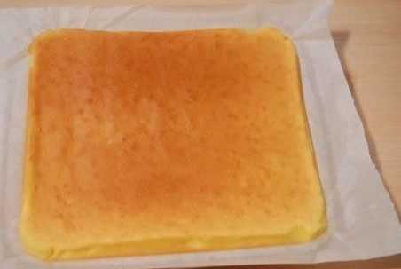 日式棉花蛋糕卷,送入预热好的烤箱，中上层150度20分钟，蛋糕片取出后放烤网上稍晾