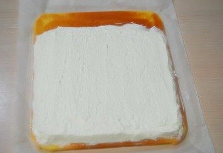 日式棉花蛋糕卷,淡奶油加糖打至8分发，铺在蛋糕片上，尾处留5厘米左右不铺，从头部卷起，用烘焙纸裹好，放冰糖冷藏1小时定型，取出切片即可
