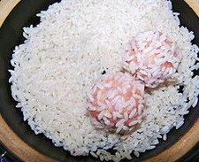 珍珠丸子,上劲的肉馅搓成大小适中的肉丸，将肉丸在糯米上打滚，使肉丸表面沾上适量糯米