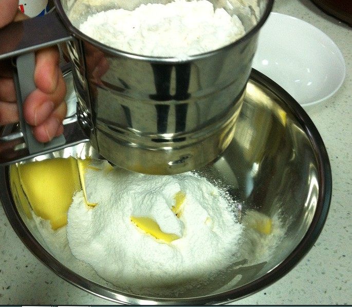 英式提子司康,低粉和泡打粉要过筛的，黄油切成小块和低粉+泡打粉+糖+盐混合