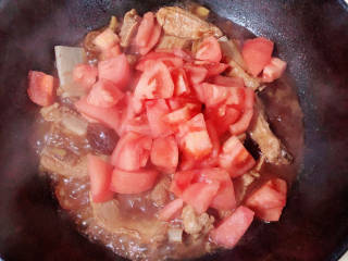 番茄烧排骨,加入西红柿、盐，继续炖煮15分钟。