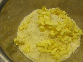 奶油奶酪司康,黄油切小丁，放面里搓成屑状