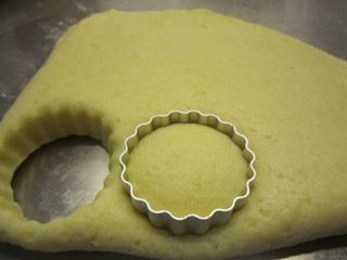奶油奶酪司康,桌上撒薄面，面团擀开，折叠几下，压成2厘米厚，用模具压出型