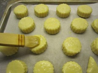 奶油奶酪司康,表面涂蛋液，180度，中层，烤15－20分钟,出炉晾凉装袋保存