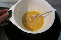 糖菠萝翻转蛋糕,海绵蛋糕制作：将鸡蛋敲入干净无水无油的大盆内，加入全部砂糖和水怡，搅匀