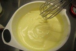 糖菠萝翻转蛋糕,用电动打蛋器搅打全程中速，打到蛋液发白，蛋液呈锻带形的流落，这时改低速搅打2分钟整理气泡