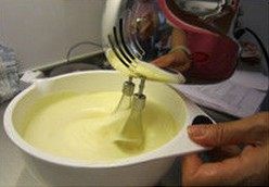 糖菠萝翻转蛋糕,预热烤箱，面粉分三次筛入打发的蛋液中
