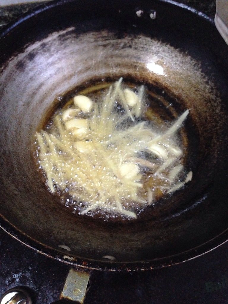 麻辣干锅,锅洗干净在放油炒蔬菜，