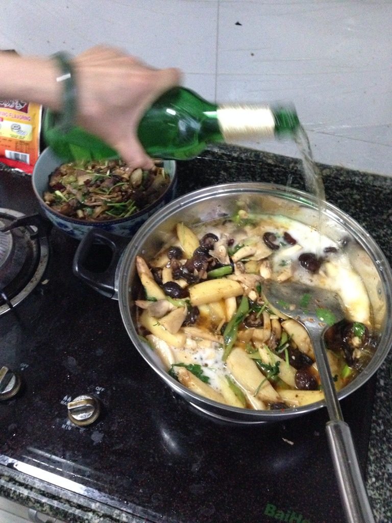 麻辣干锅,蔬菜和肉一样炒发，炒好装如电磁炉锅到如啤酒菜多就多到点，根据菜量到啤酒