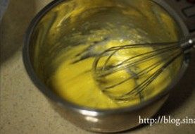 自制椰蓉馅,将黄油室温软化，加入细砂糖，打至颜色变浅，体积膨大