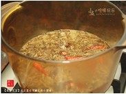 茶香毛豆,将花椒、八角、香叶、辣椒、生姜与龙井茶放入锅里，加入能淹没毛豆的清水