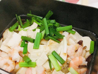 虾仁豆腐煲,撒入小葱段
