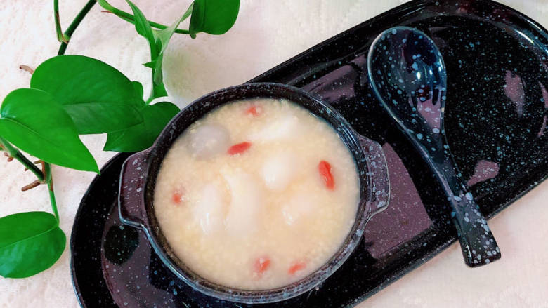 百合小米粥,一碗清香美味、色泽诱人的小米百合粥就做好了。