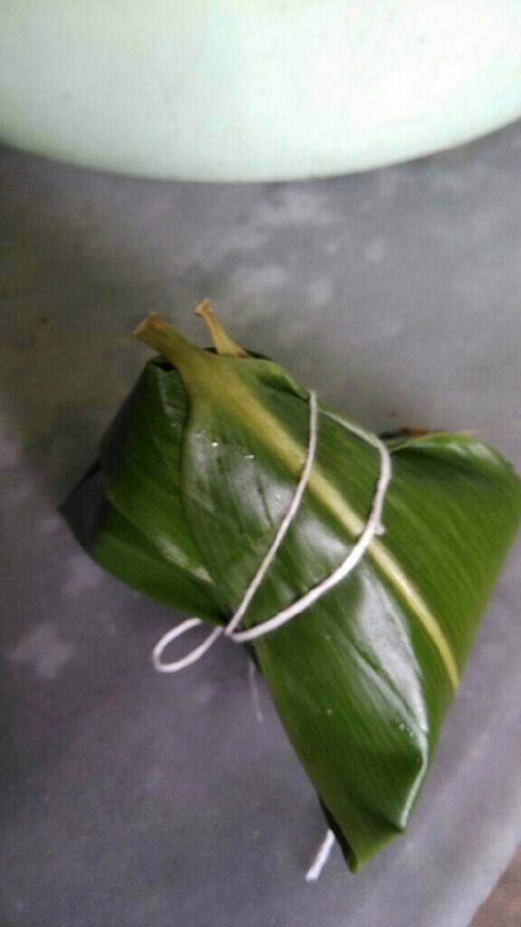 鲜肉粽,叶柄部份剪去煮时才不会扎破其它粽子