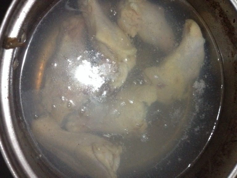 小鸡炖蘑菇东北版,鸡腿用水料一下，去除血水