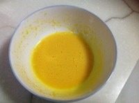 自制哈根达斯风味的冰淇淋,
把10g糖加到蛋黄中，用打蛋器将蛋黄打散成蛋黄液。