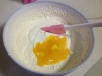 自制哈根达斯风味的冰淇淋,
将蛋黄液分次加入到打发的淡奶油中，加一次，用刮刀拌匀一次，直到全部混合均匀。