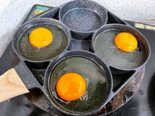 鸡蛋炖豆腐,鸡蛋也煎熟