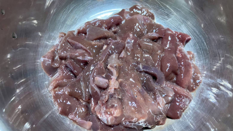 鱼香猪肝,猪肝清洗去白色筋膜，切成片，不要太薄了，约两毫米厚