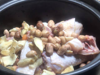花生土鸡汤,沥水后加入砂锅中