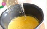 芒果布丁
,煮好的芒果糊中，加入冷水泡软的吉利丁，搅拌溶化冷却