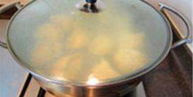韭菜切肉水煎包,盖上锅盖，保持中小火焖蒸，至水分靠干