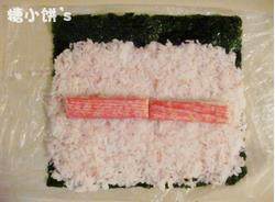 花朵寿司,紫菜上铺上米饭，中间摆上蟹肉棒
