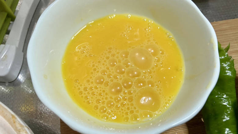 木耳炒粉丝➕双椒木耳炒粉丝,鸡蛋打入碗中，加少许盐，搅打成均匀蛋液