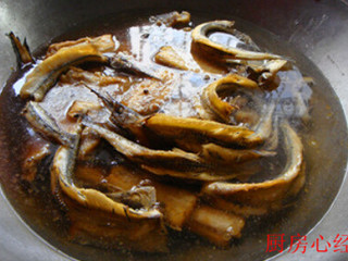 红烧海杂鱼,冲入凉水持平，烧开后再调入盐；糖；鸡精
