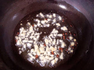 炝炒藕片,锅中倒入油，加热至五成热，放入花椒粒、蒜末爆香。