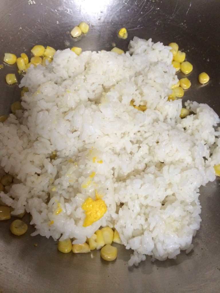 什锦炒饭,如图粟米粒炒熟后加入冷饭，加一点点水，并用铲子戳开饭团，尽量使米粒分开；