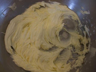 椰香曲奇饼干,无盐黄油室温下软化，加入糖粉，打发至蓬松状态
