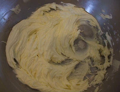 椰香曲奇饼干,无盐黄油室温下软化，加入糖粉，打发至蓬松状态