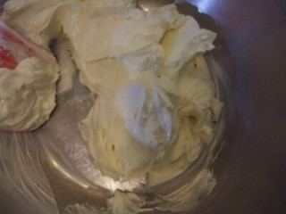 椰香曲奇饼干,分次加入蛋液，继续打发至与黄油完全融合，每次加入蛋液都要与黄油融合再加入下一次
