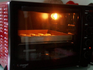 椰香曲奇饼干,放进180°C预热好的烤箱中层，烤12分钟